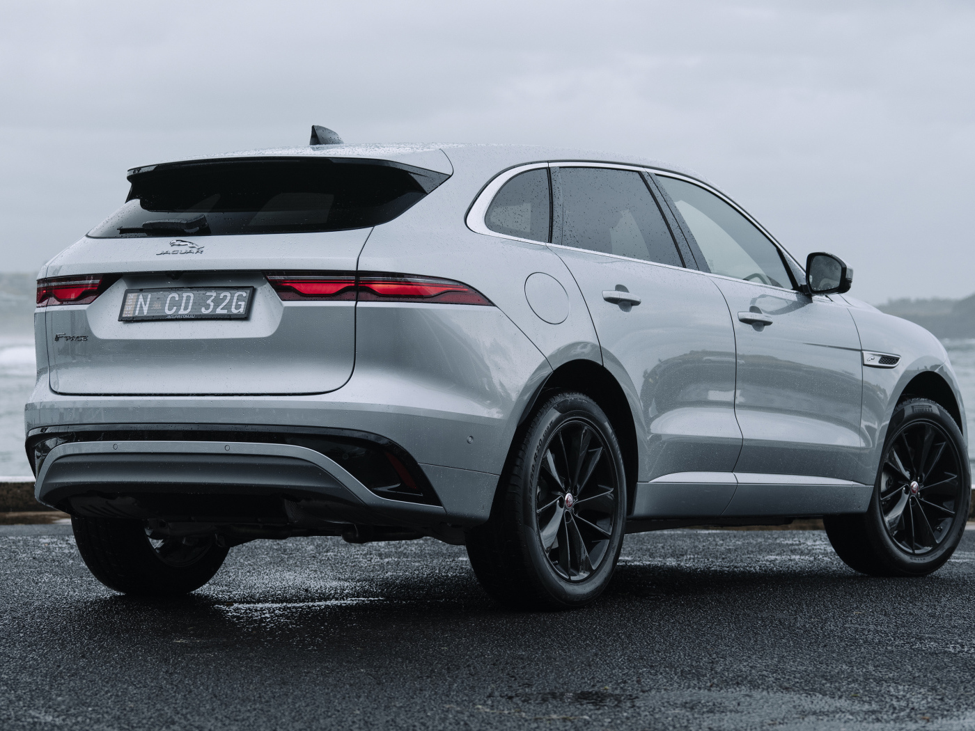 Автомобиль Jaguar F-Pace P250 R-Dynamic, 2021 года вид сзади