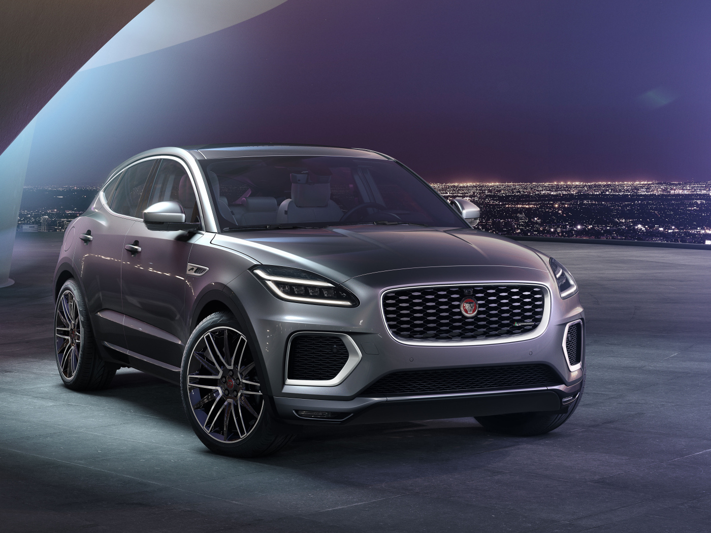 Стильный автомобиль Jaguar E-Pace R-Dynamic 2021 года на фоне города