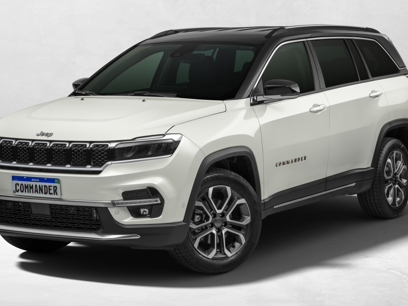 Внедорожник Jeep Commander Limited T270, 2021 года на сером фоне