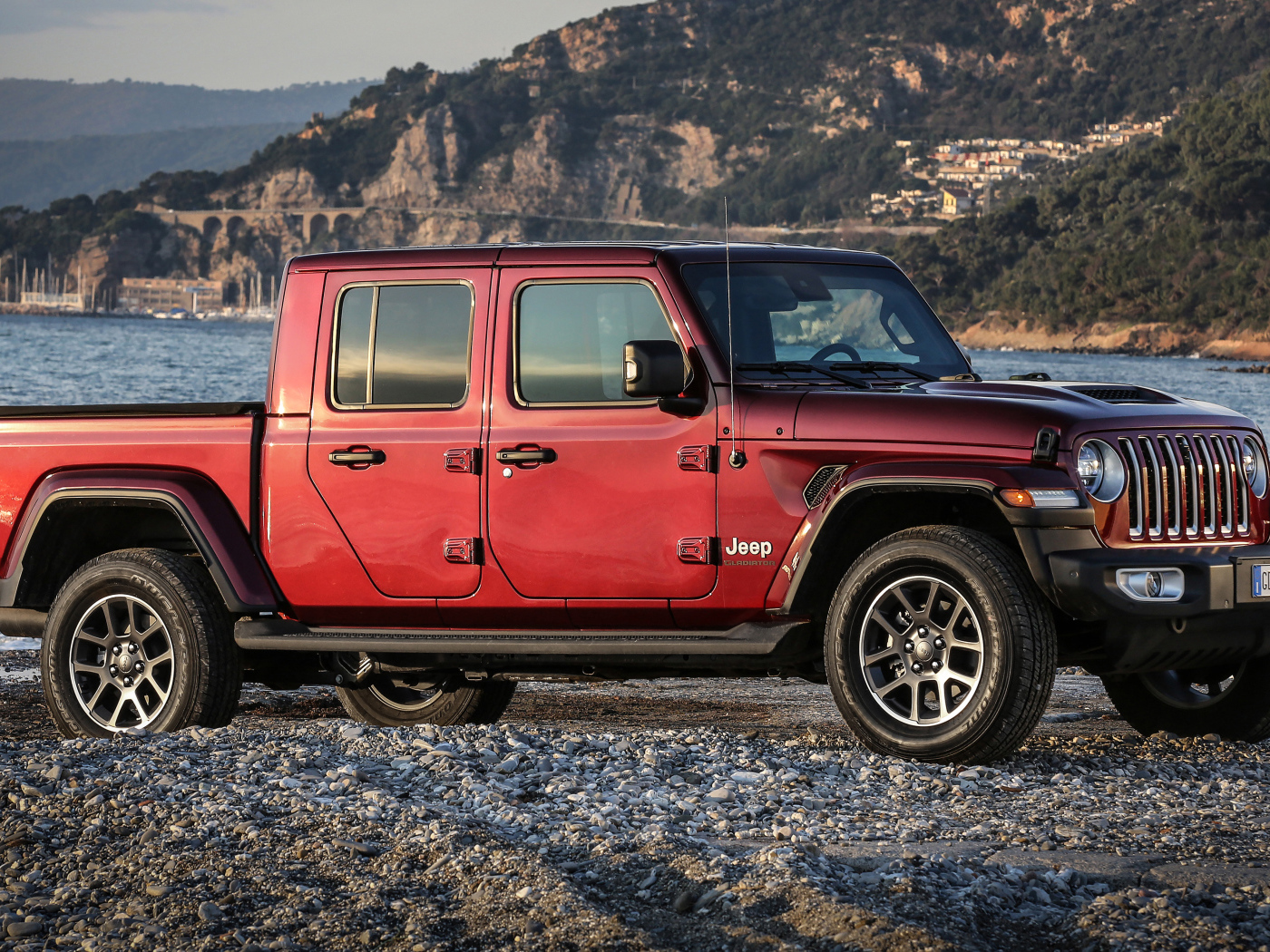 Пикап Jeep Gladiator 80th Anniversary 2021 года у воды