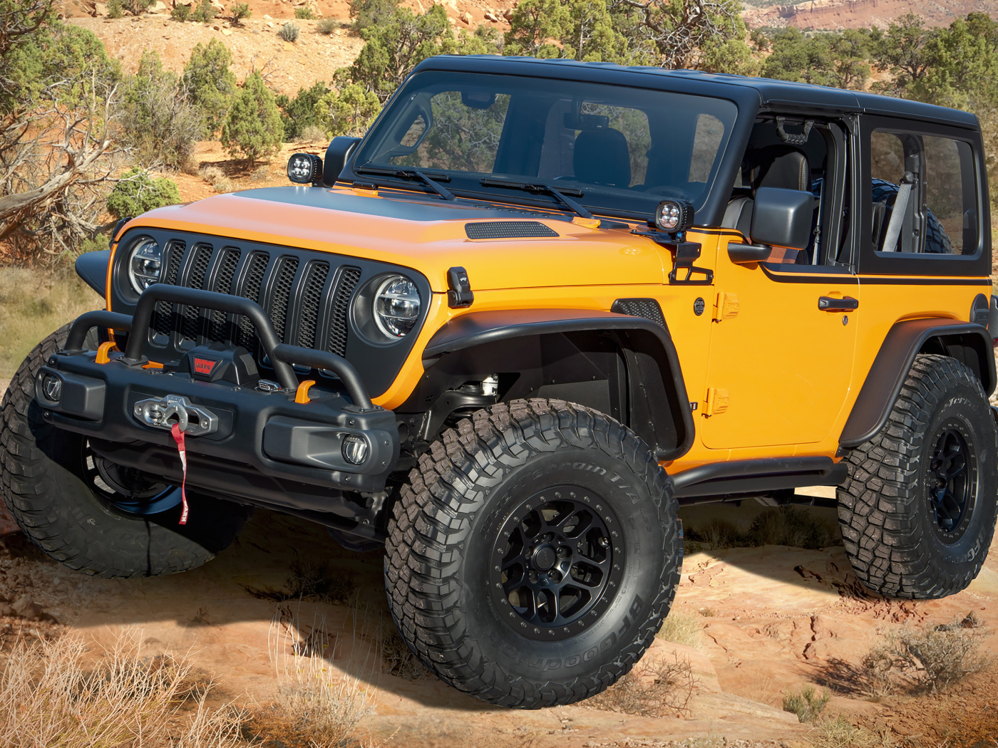 Внедорожник Jeep Orange Peelz 2021 года в горах