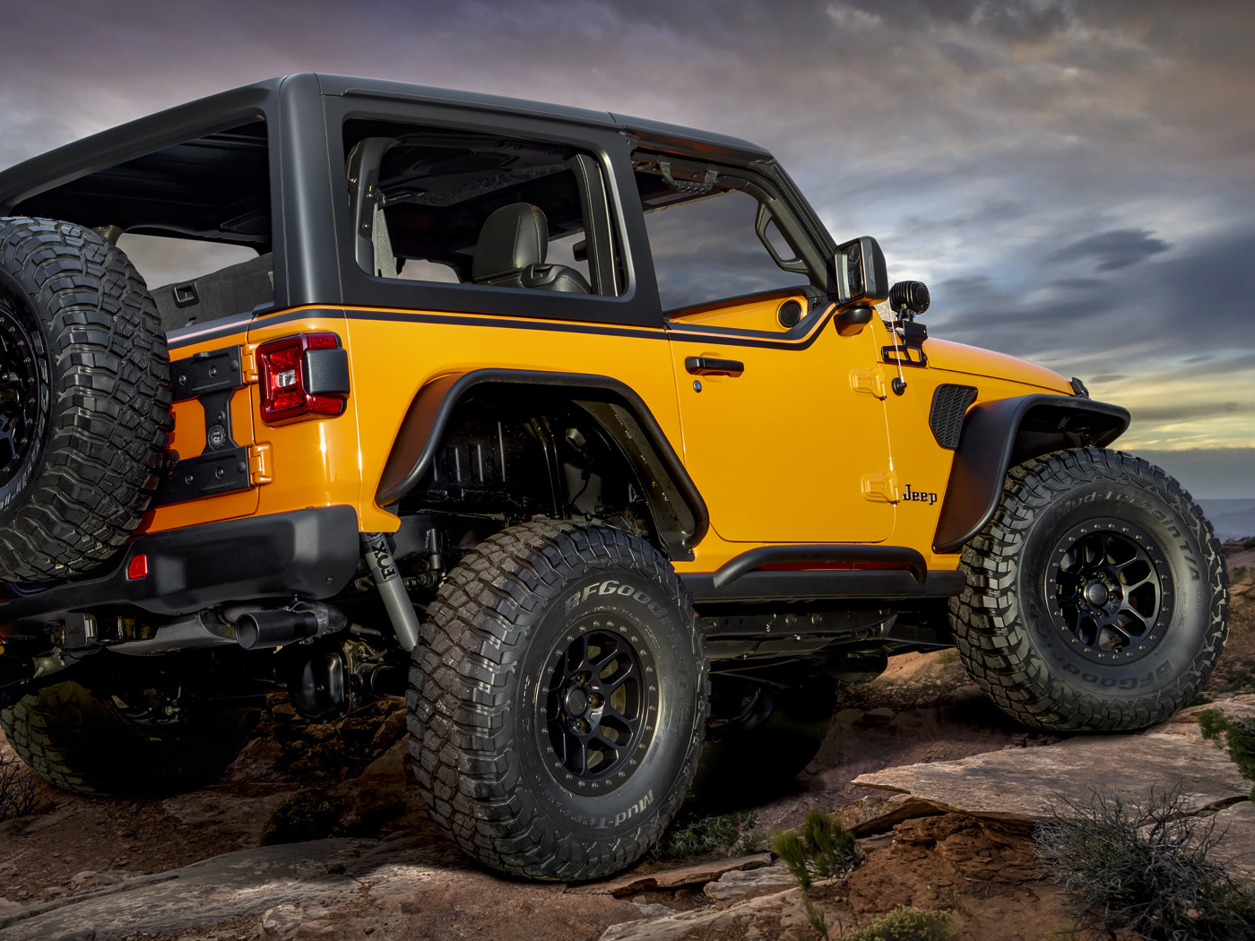 Внедорожник Jeep Orange Peelz 2021 года вид сзади