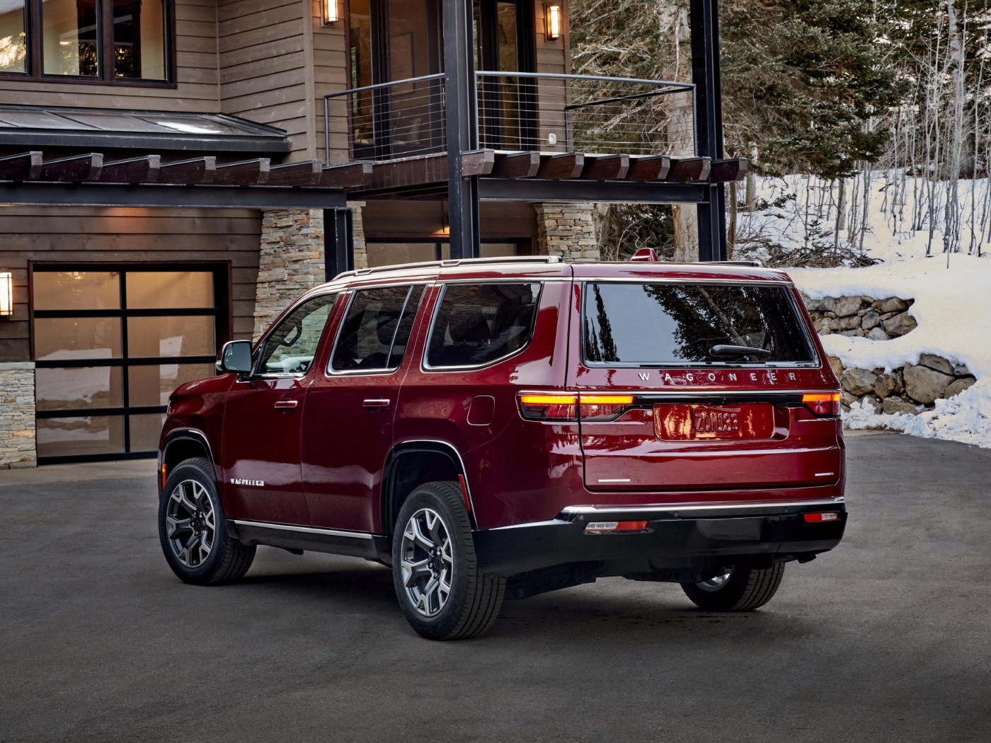 Красный внедорожник Jeep Wagoneer Series II Premium, 2022 года вид сзади