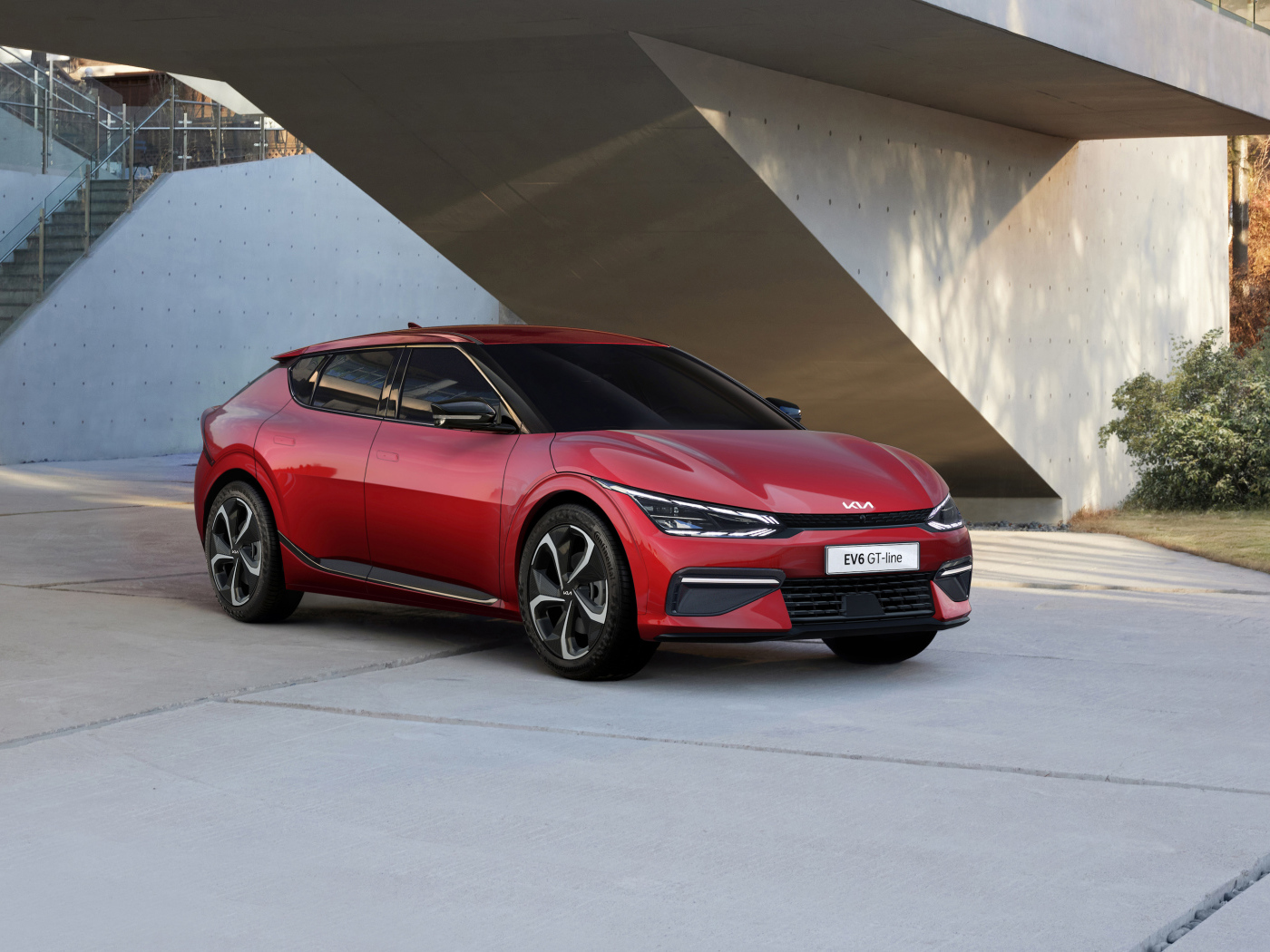 Красный автомобиль Kia EV6 GT Line 2021 года