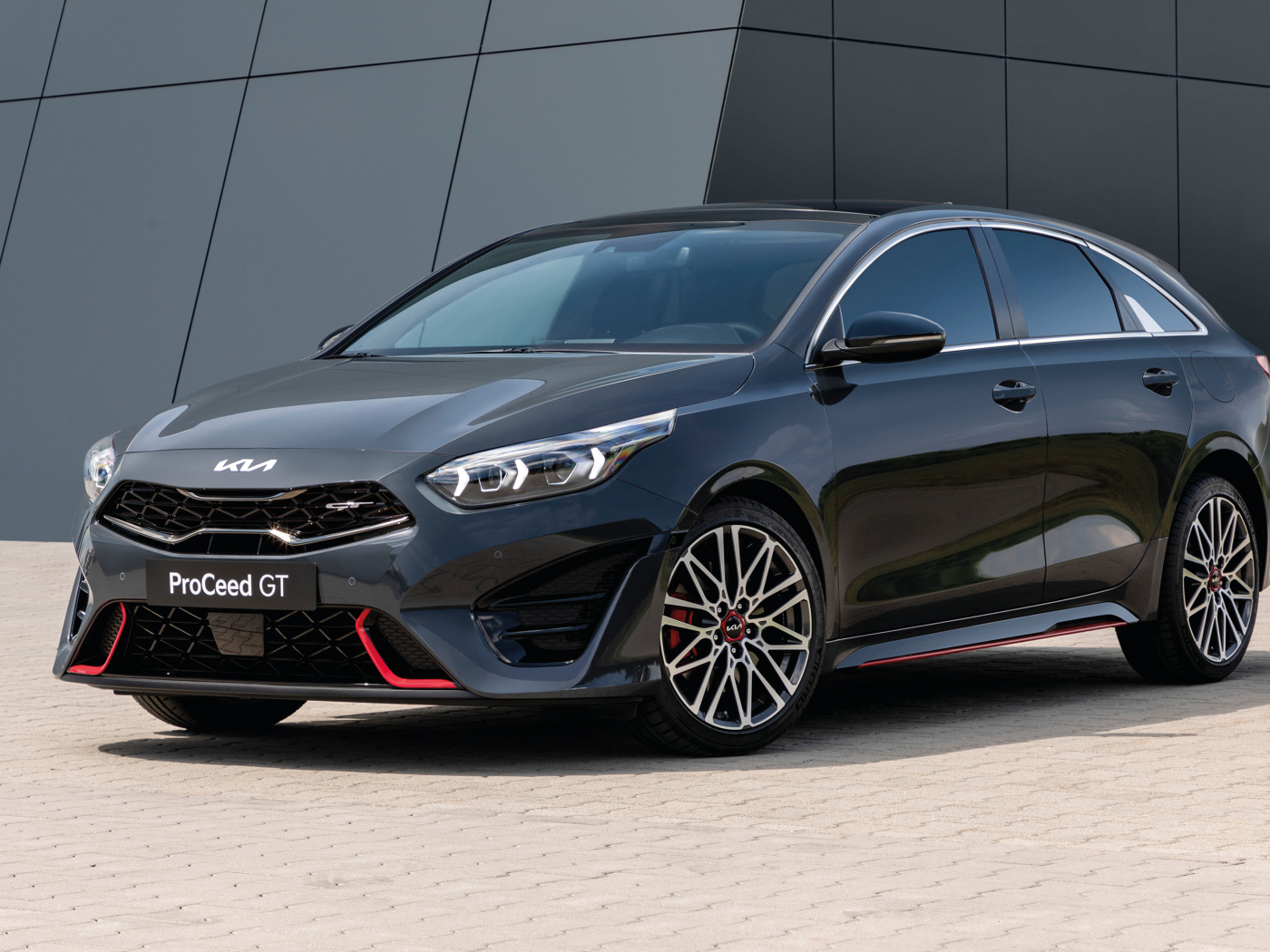Черный автомобиль Kia ProCeed GT 2021 года у стены
