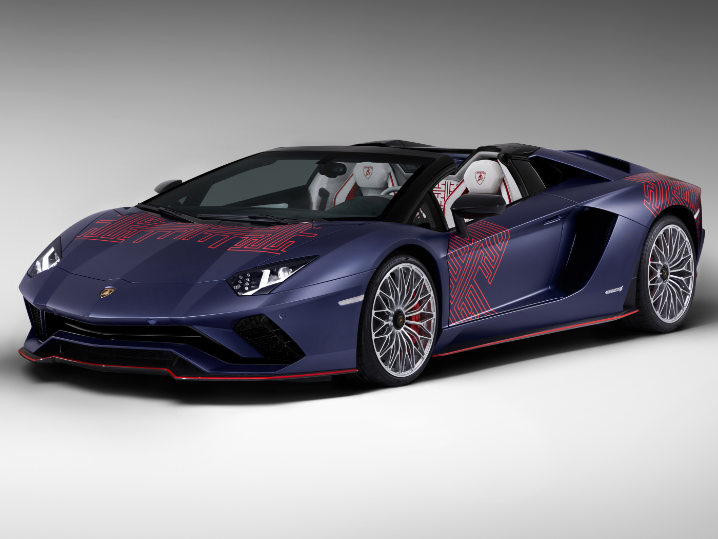 Кабриолет Lamborghini Aventador S, 2021 года на сером фоне