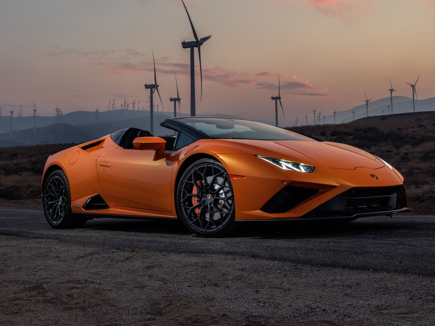Оранжевый автомобиль Lamborghini Huracán EVO RWD Spyder 2021 года