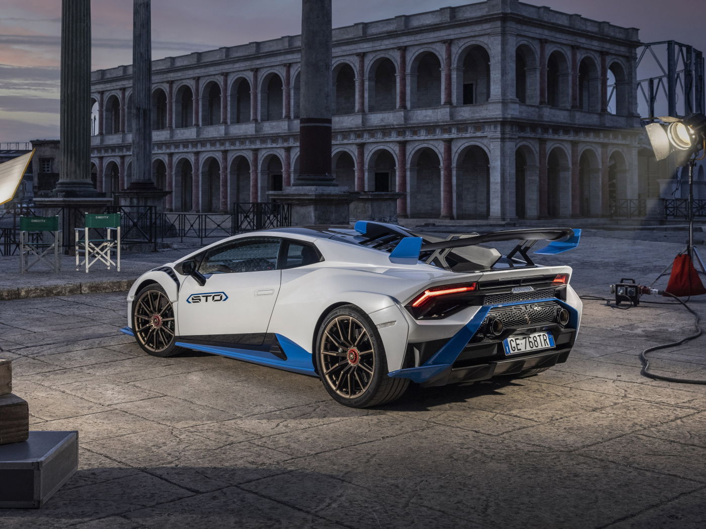 Автомобиль Lamborghini Huracán STO 2021 года вид сзади