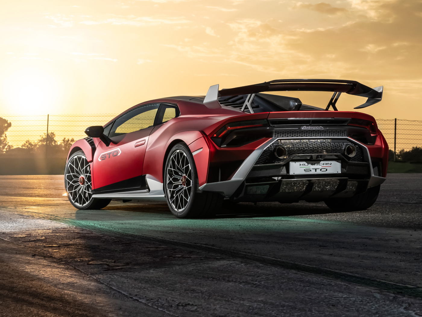 Автомобиль Lamborghini Huracán STO 2021 года вид сзади на закате