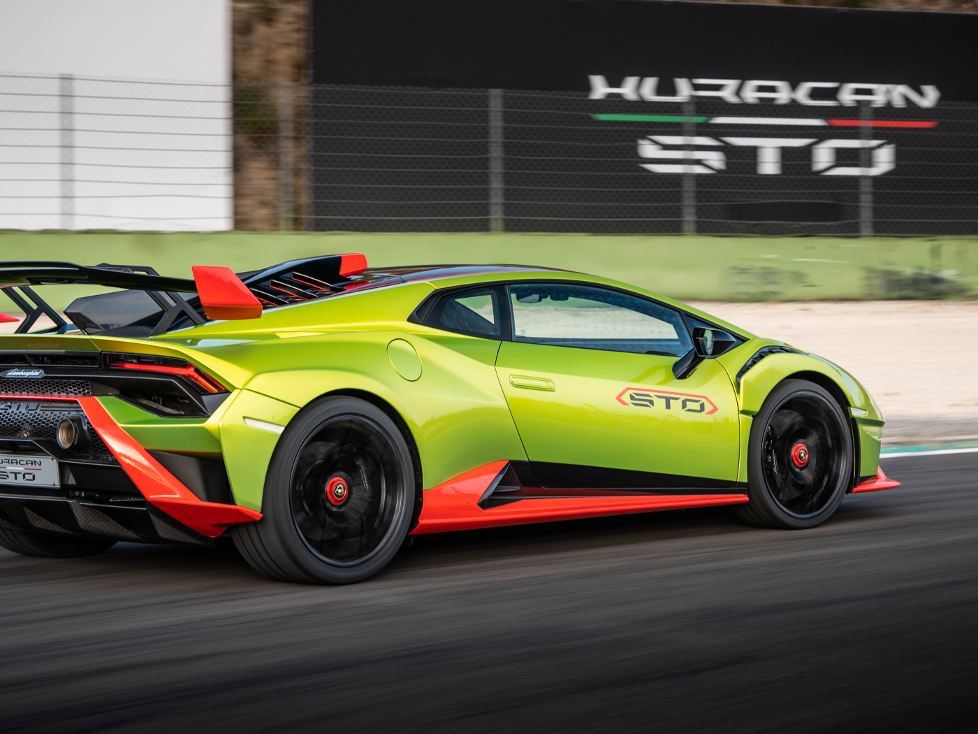 Зеленый автомобиль Lamborghini Huracán STO 2021 года вид сзади