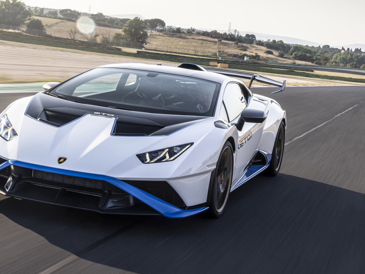 Автомобиль Lamborghini Huracán STO 2021 года на асфальте