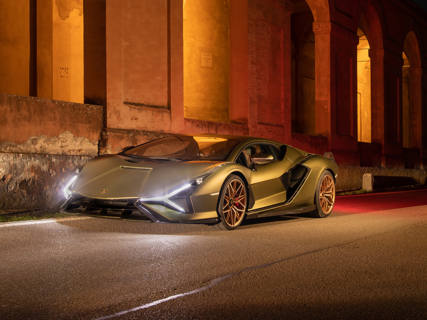 Автомобиль  Lamborghini Sián FKP 37, 2021 года у здания