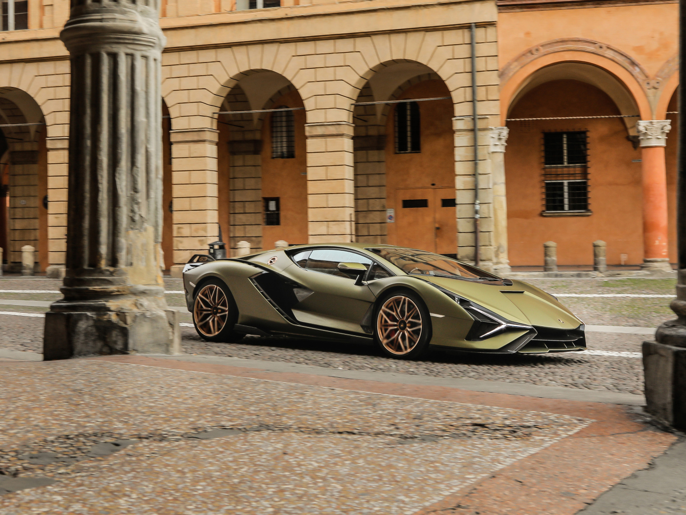 Автомобиль  Lamborghini Sián FKP 37,  2021 года в городе