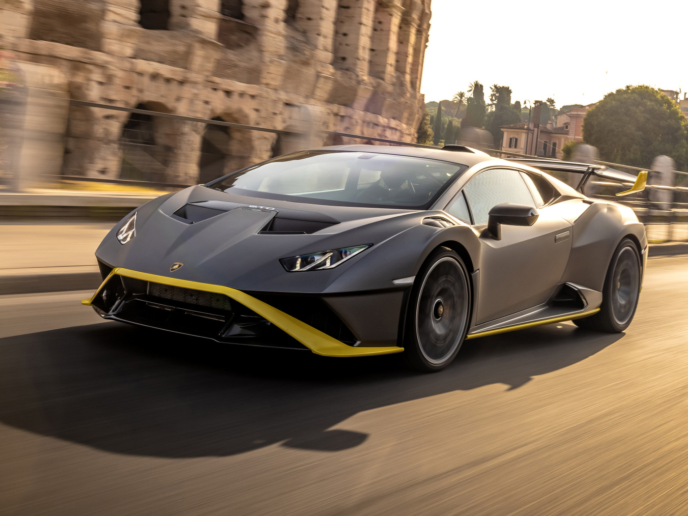 Быстрый черный Lamborghini Huracán STO 2021 года в городе 