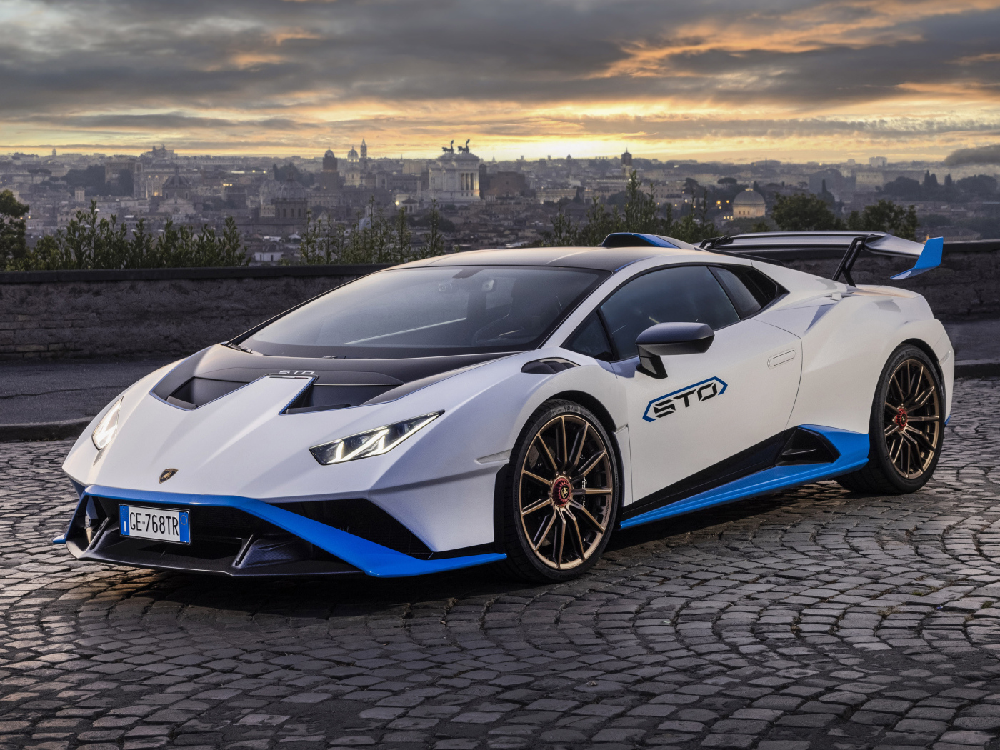 Быстрый Lamborghini Huracán STO 2021 года на фоне города 