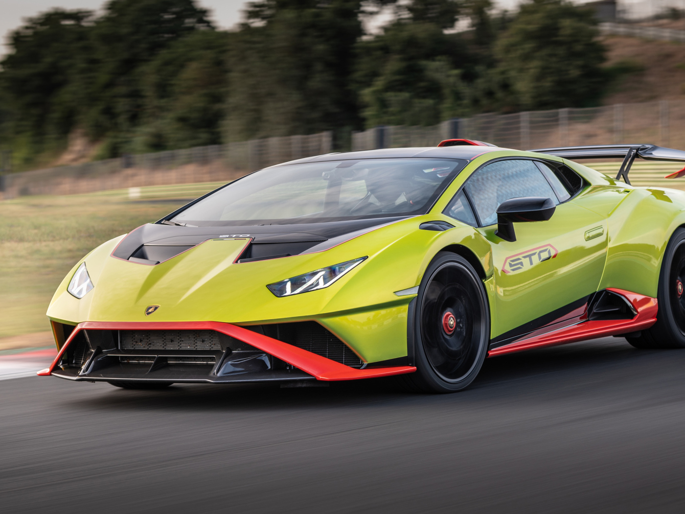 Быстрый Lamborghini Huracán STO 2021 года на трассе
