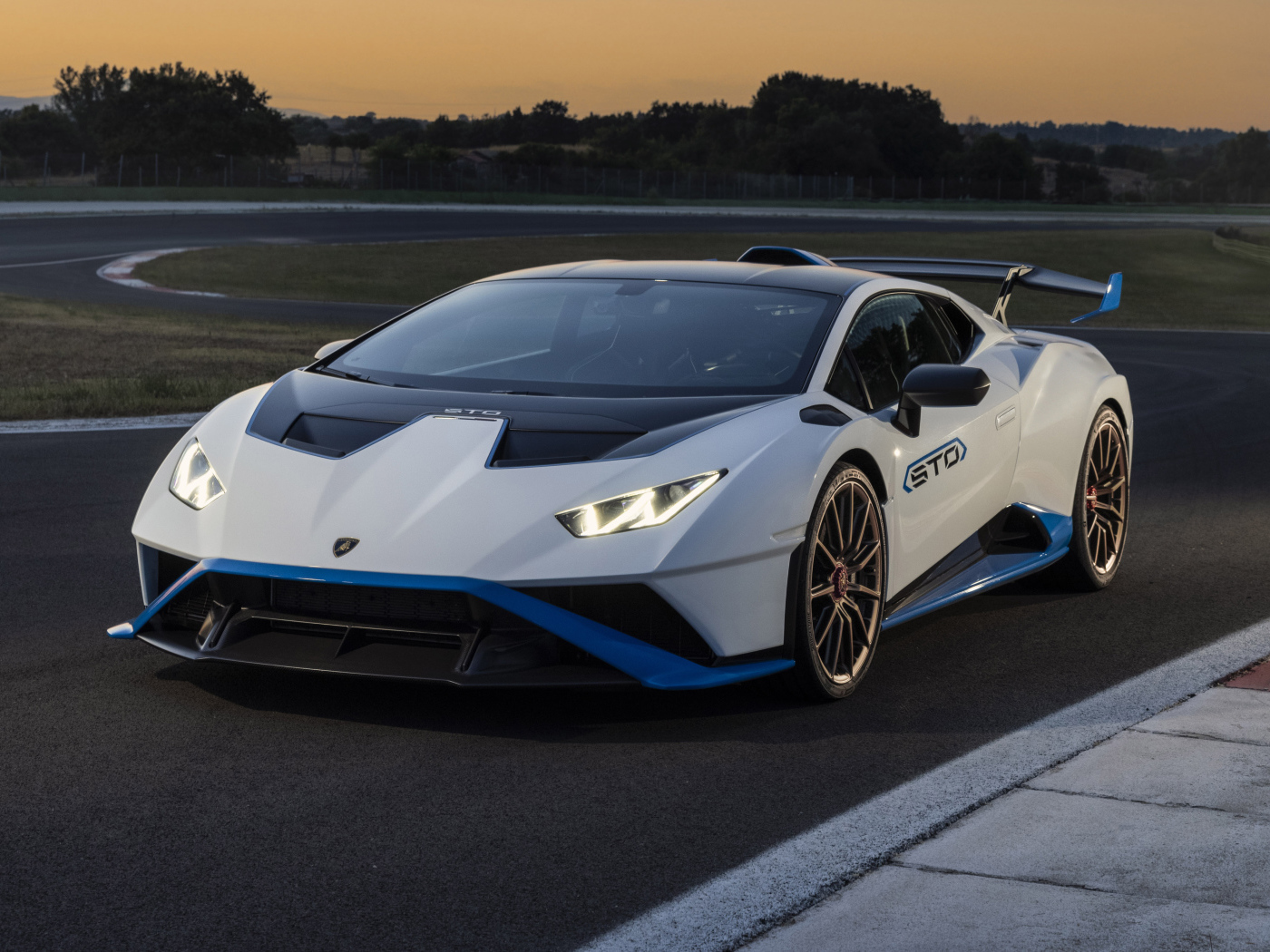 Включенные фары у автомобиля Lamborghini Huracán STO 2021 года 