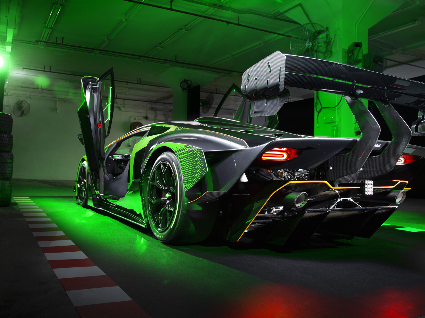 Автомобиль Lamborghini Essenza SCV12 в гараже