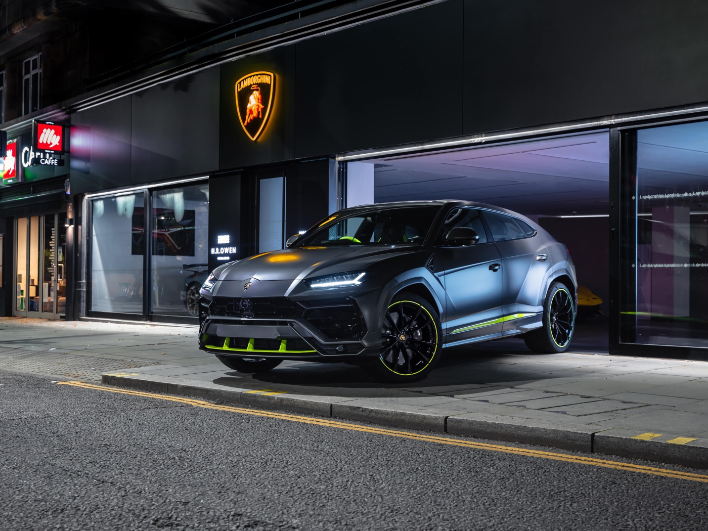 Внедорожник Lamborghini Urus у автосалона