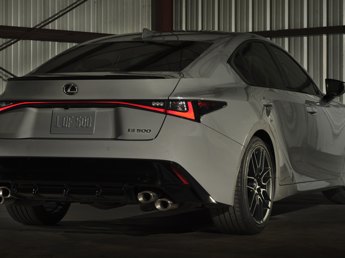 Белый автомобиль Lexus IS 500 F SPORT, 2022 года вид сзади