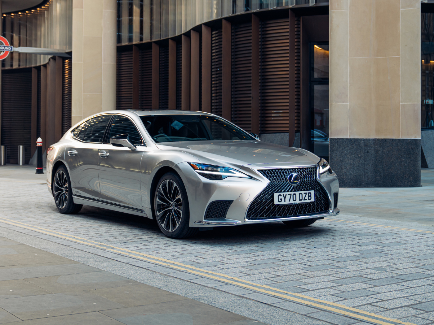 Серебристый Lexus LS 500h 2021  года в городе