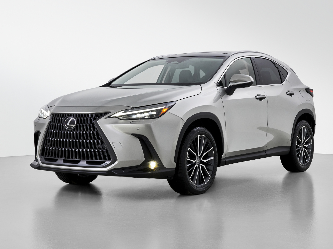 Серебристый автомобиль Lexus NX 350, 2022 года на белом фоне
