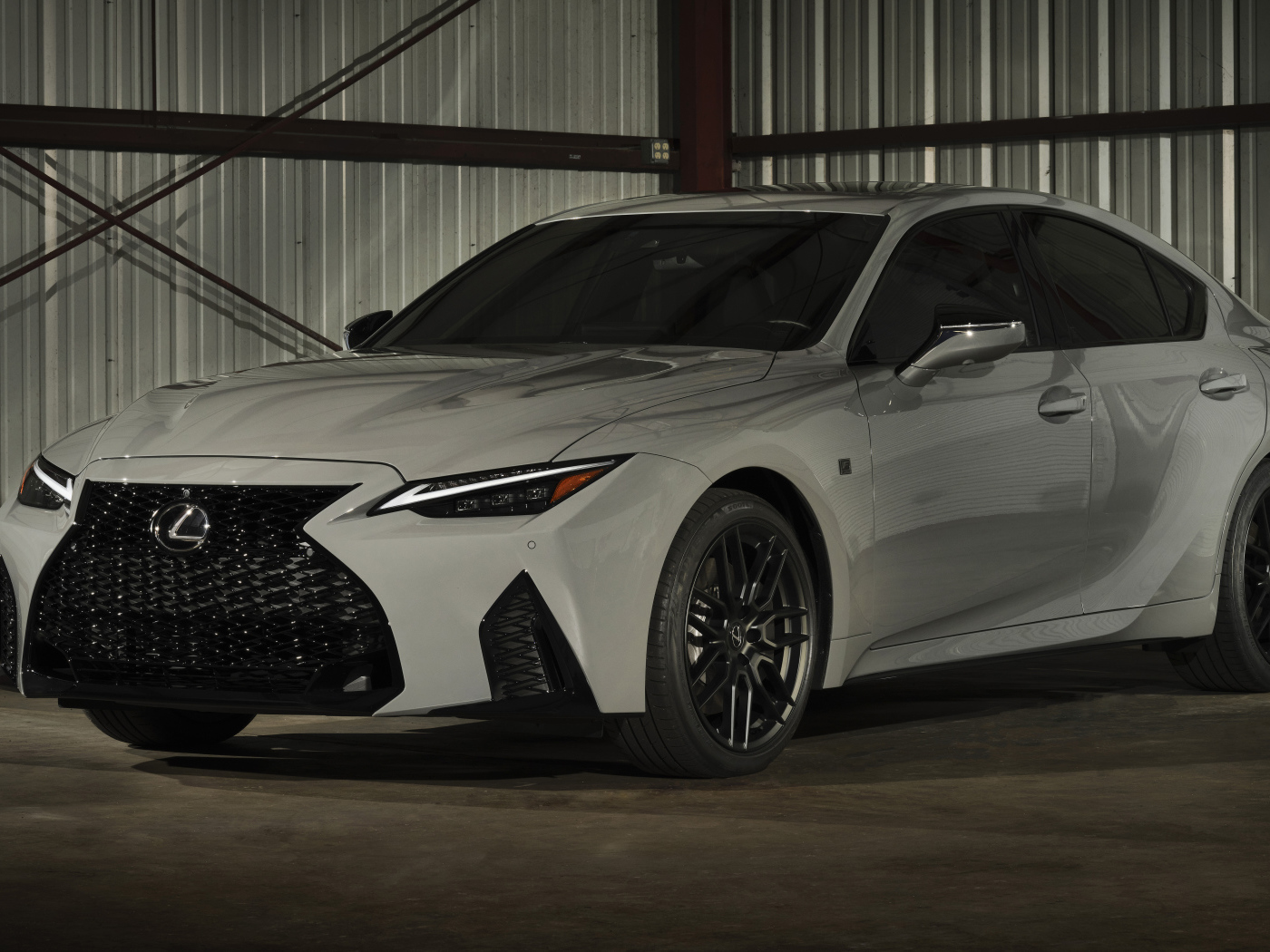 Белый автомобиль  Lexus IS 500 F SPORT, 2022 года