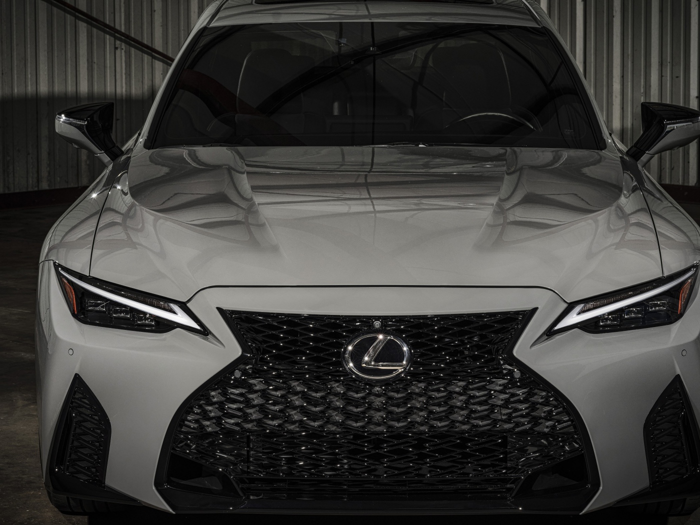 Белый автомобиль Lexus IS 500 F, 2022 года вид спереди