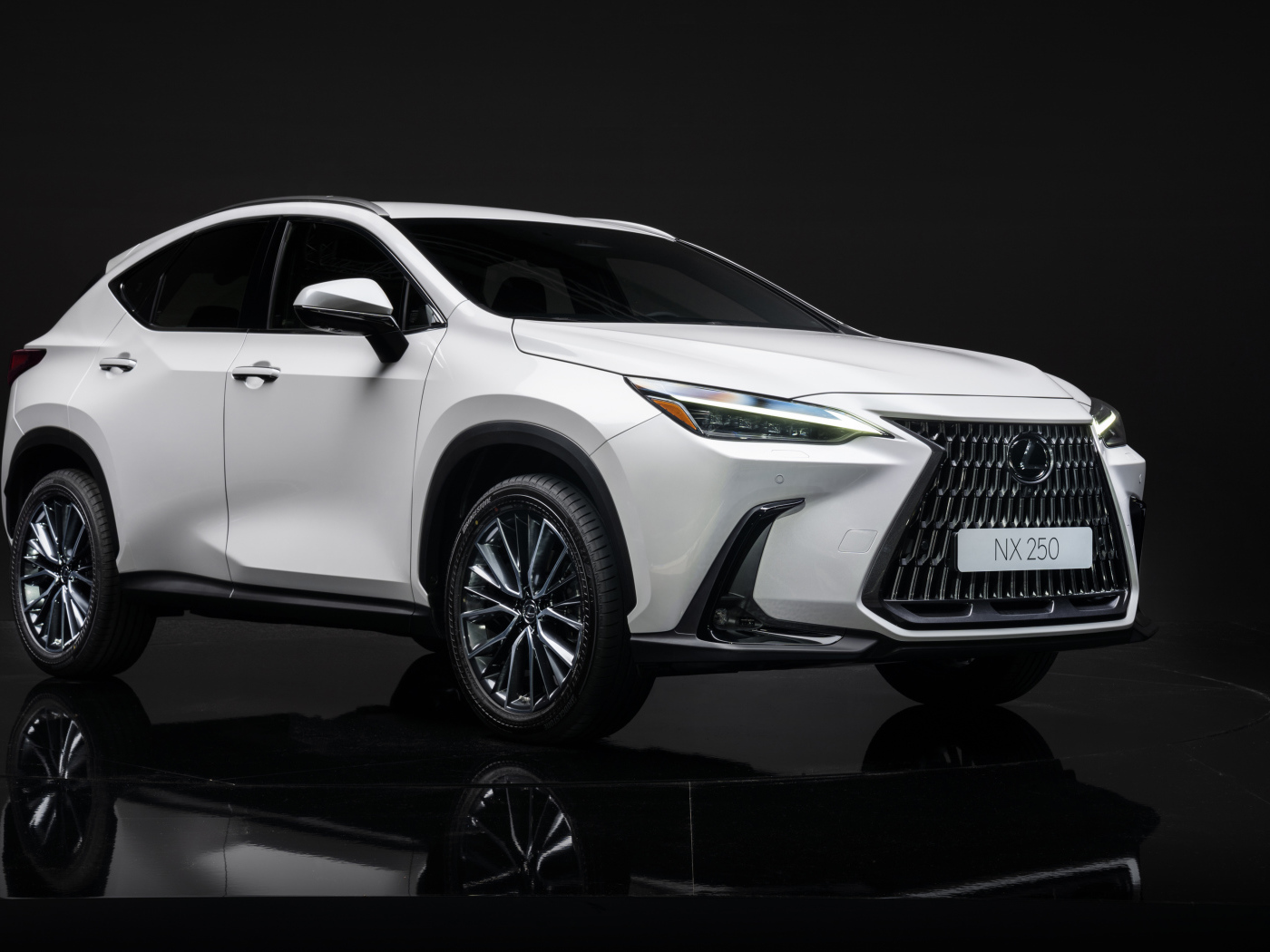 Белый автомобиль Lexus NX 250, 2021 года на черном фоне