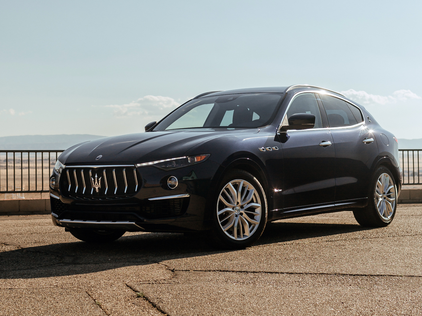 Черный автомобиль Maserati Levante S Q4 GranLusso, 2021 года