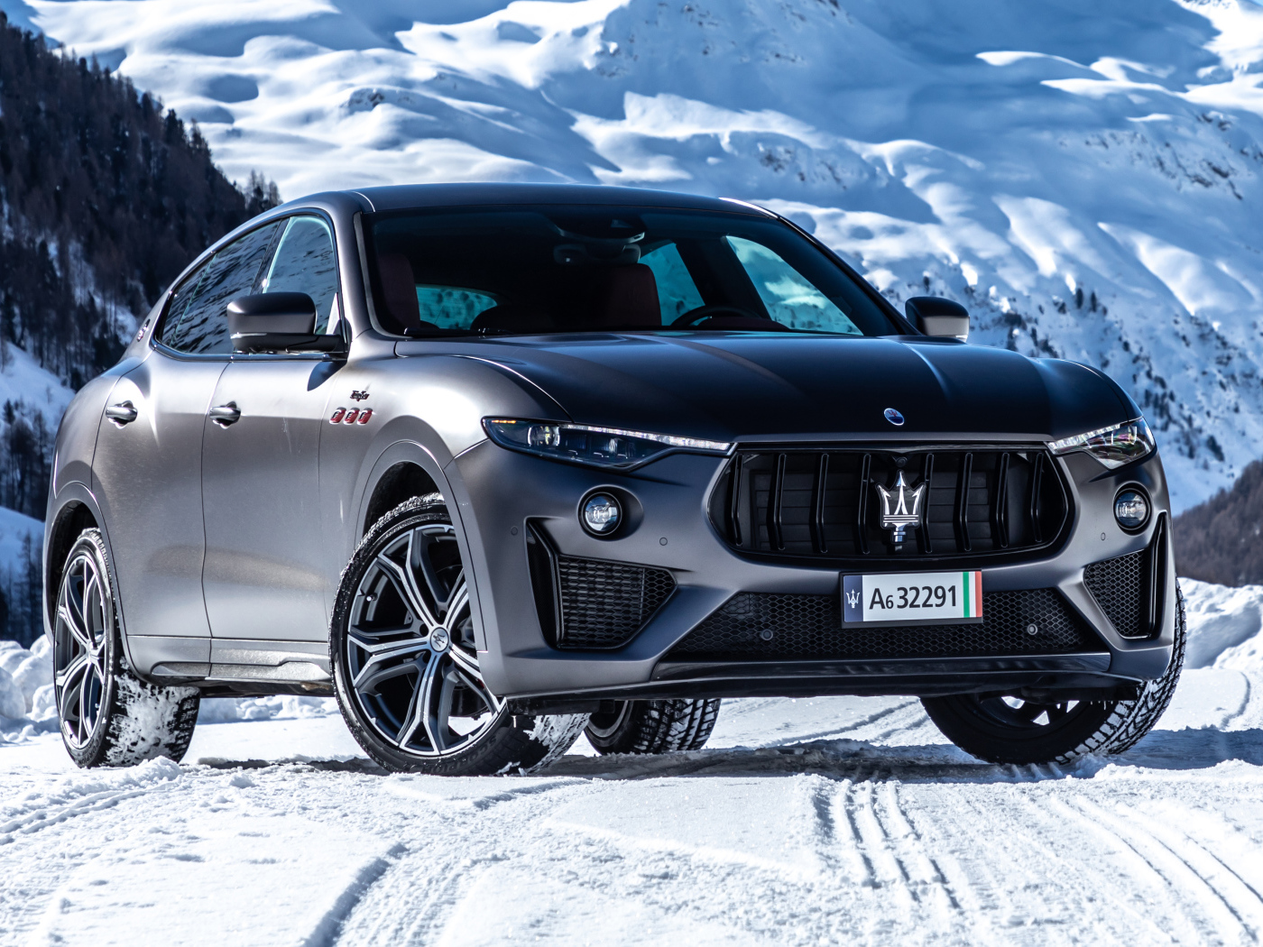 Серебристый автомобиль Maserati Levante Trofeo в горах