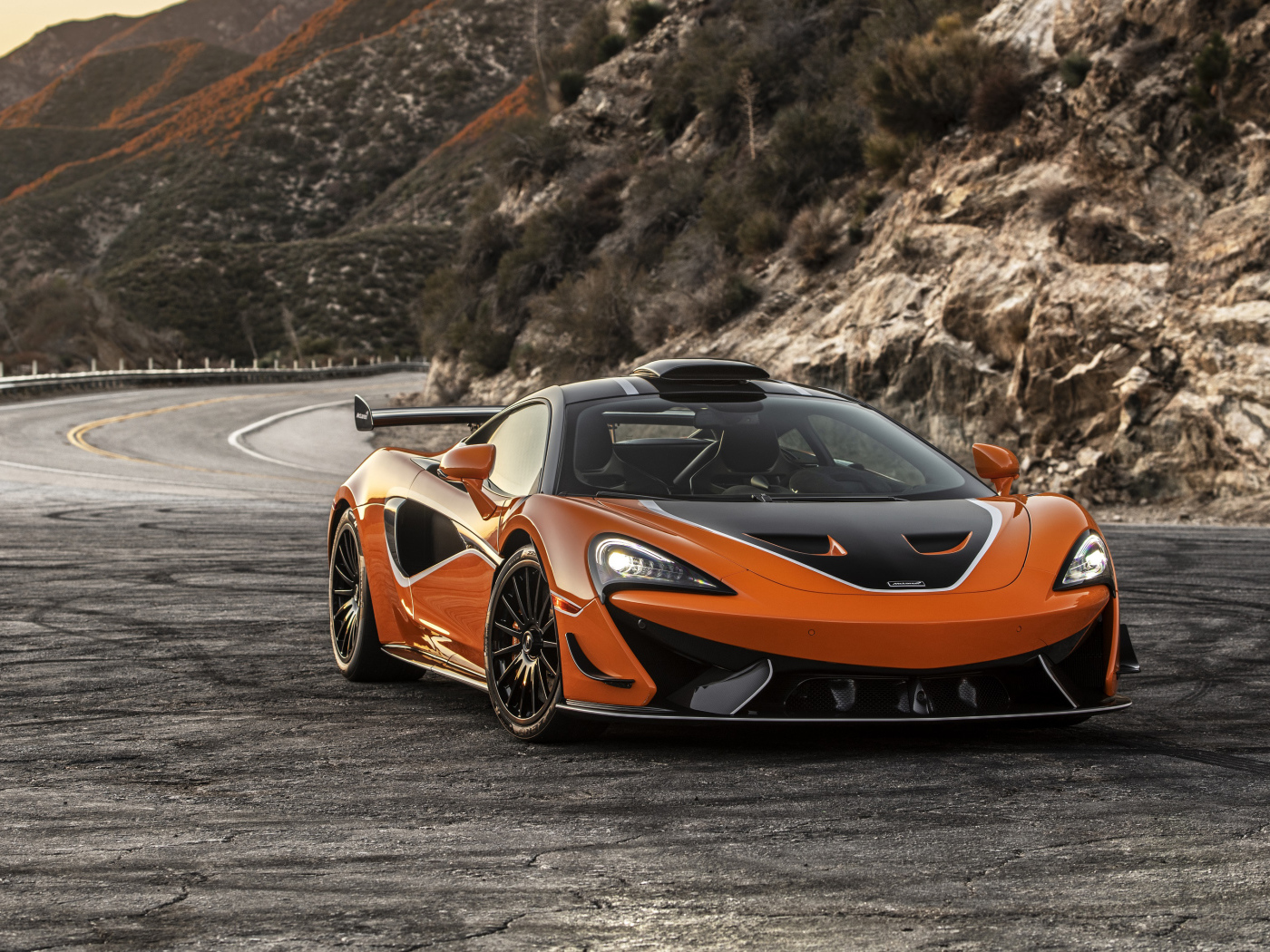 Спортивный автомобиль McLaren 620R, 2021 года в горах