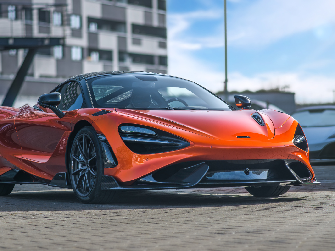 Быстрый McLaren 765LT 2021 года
