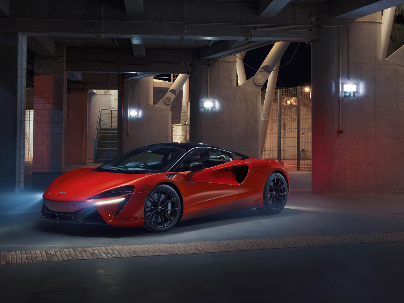 Красный McLaren Artura, 2021 года в здании