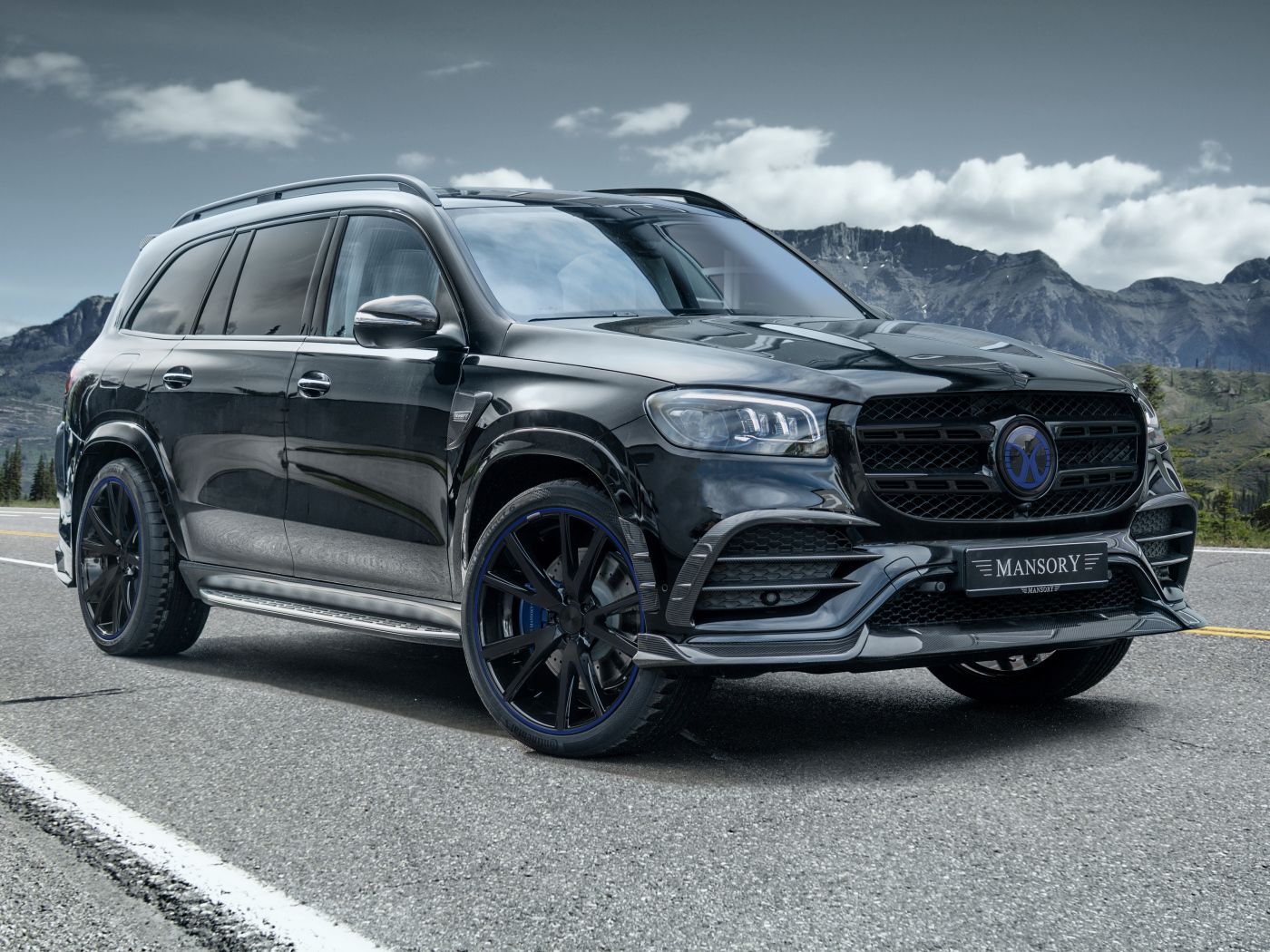 Автомобиль Mansory Mercedes-Benz GLS-Klasse 2021 года на фоне гор