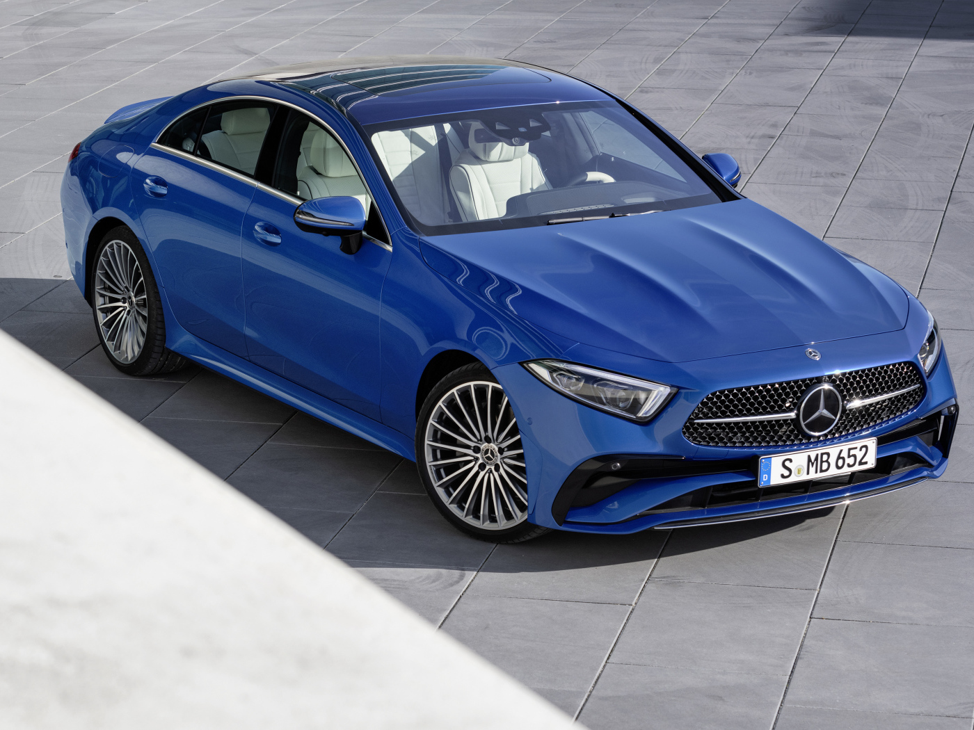 Синий стильный автомобиль Mercedes-Benz CLS 350 AMG Line 2021 года