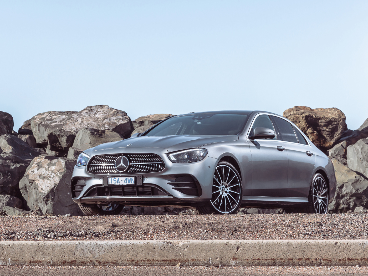 Серебристый автомобиль Mercedes-Benz E 350 AMG Line 2021 года