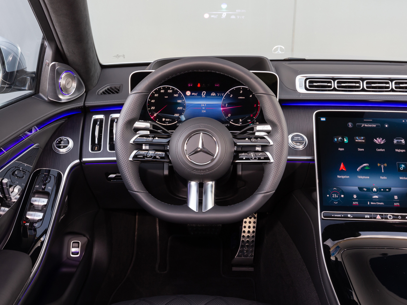 Черный кожаный салон автомобиля Mercedes-Benz S 350 D AMG Line