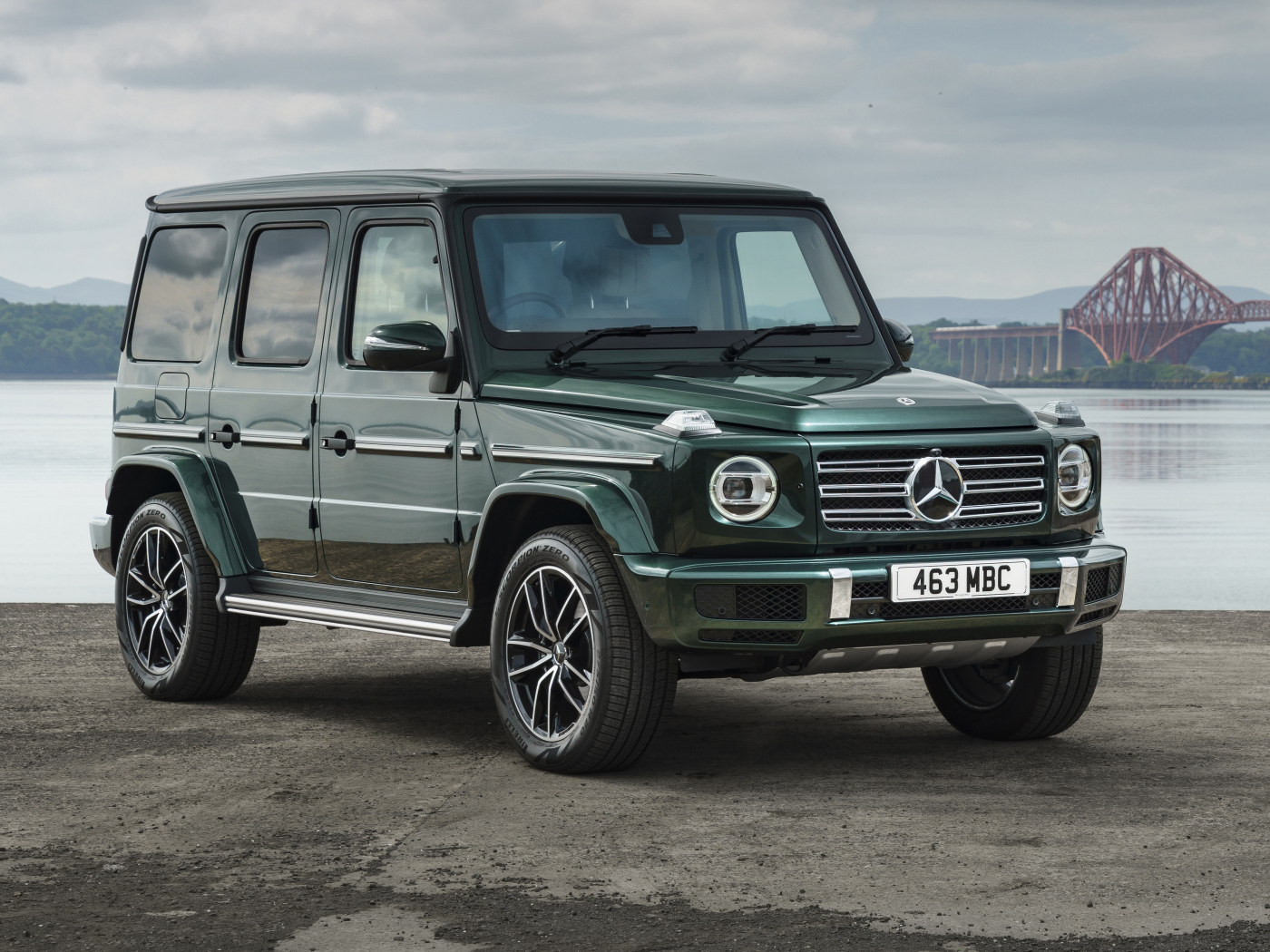 Зеленый Mercedes-Benz G 400 D AMG Line 2021 года у реки