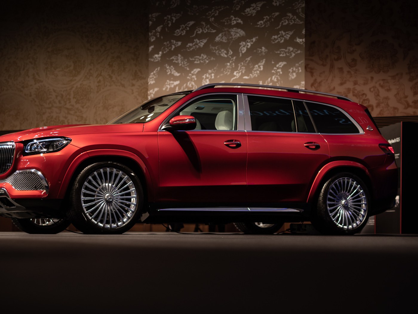 Красный автомобиль Mercedes-Maybach GLS 600 4MATIC 2021 года