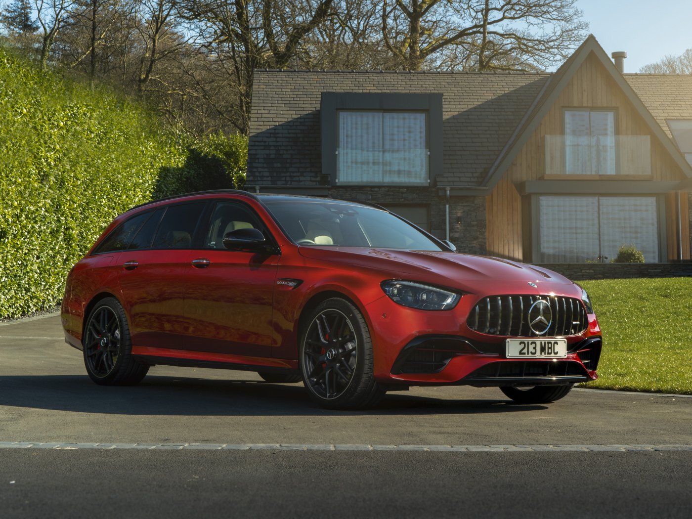 Красный Mercedes-AMG E 63 S 4MATIC+ у дома