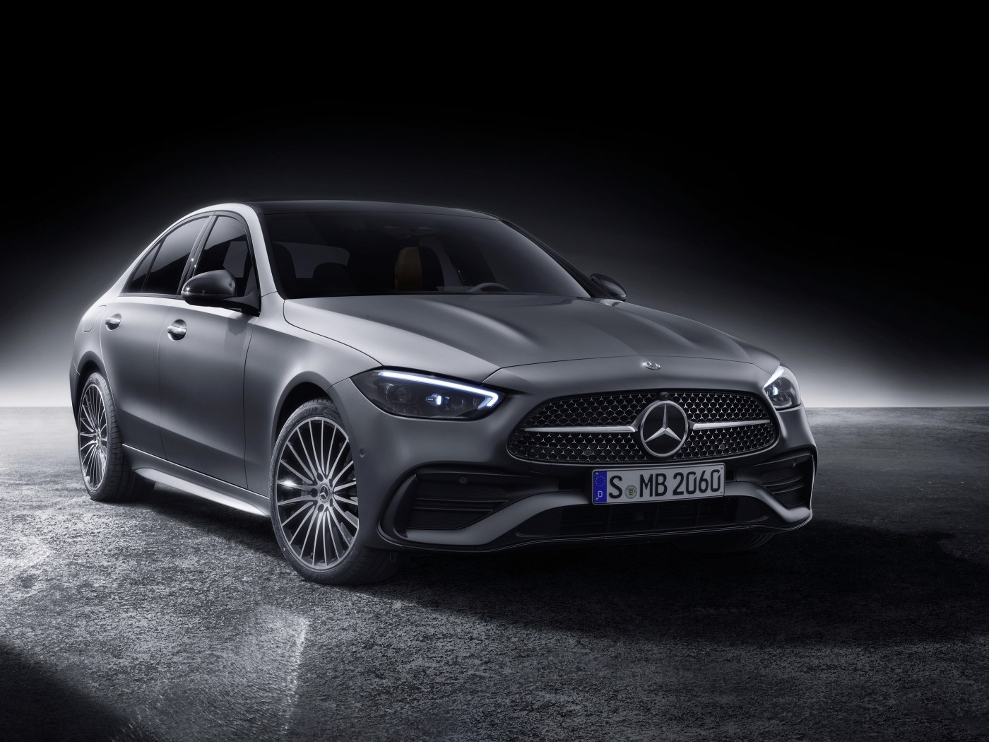 Серебристый автомобиль Mercedes-Benz C 300 AMG Line 2021 года на черном фоне