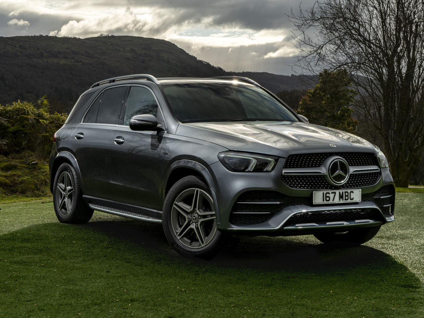 Серебристый автомобиль Mercedes-Benz GLE 350 De 4MATIC AMG Line на траве