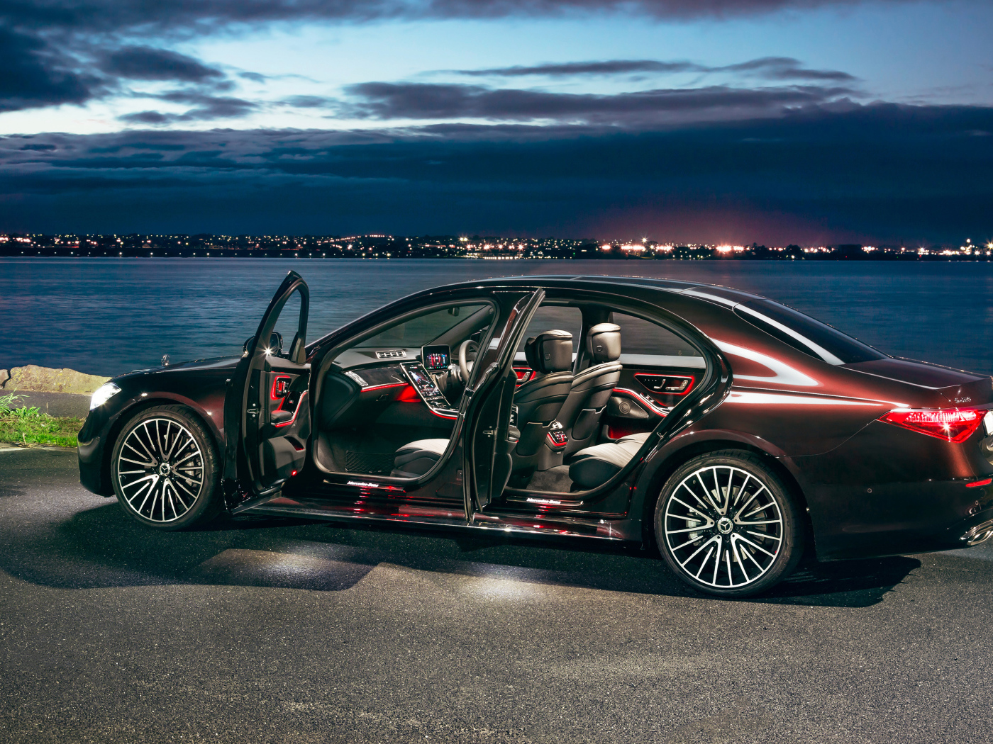 Стильный Mercedes-Benz S 450 Lang 4MATIC AMG Line 2021 года с открытыми дверями