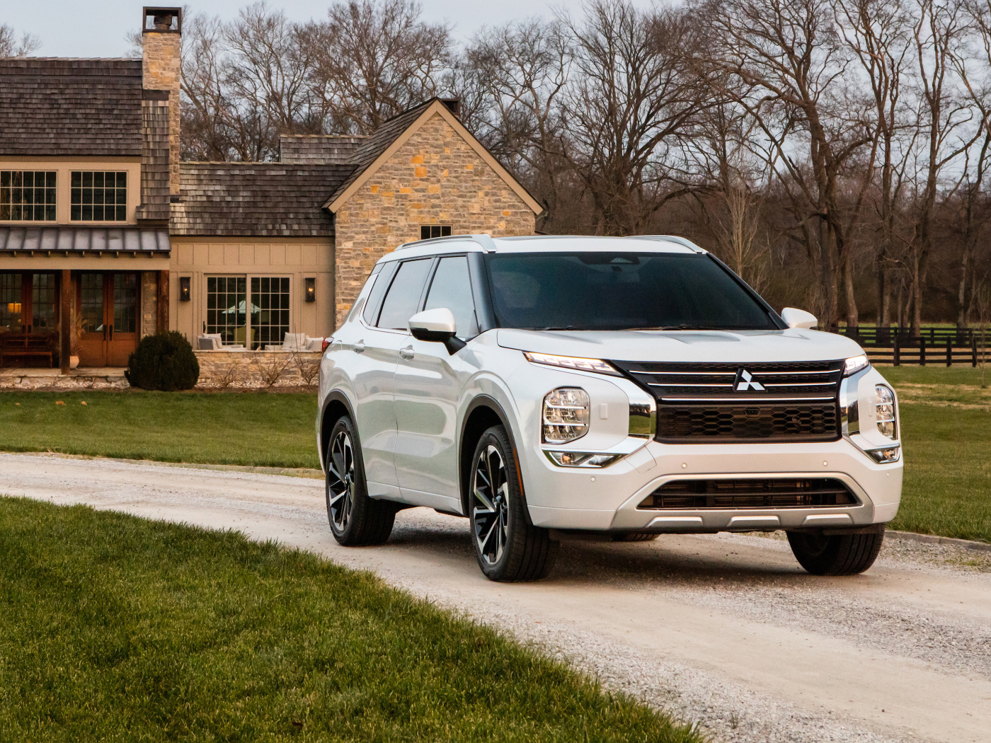 Белый внедорожник  Mitsubishi Outlander SEL, 2021 года у дома