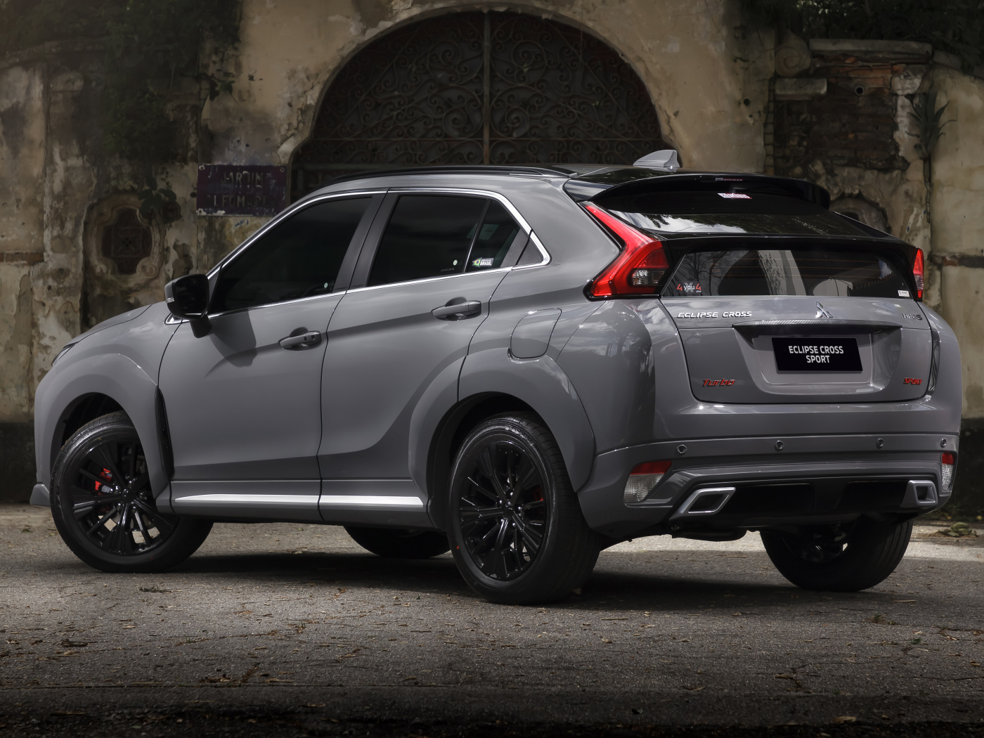 Серебристый Mitsubishi Eclipse Cross Sport 2021 года вид сзади