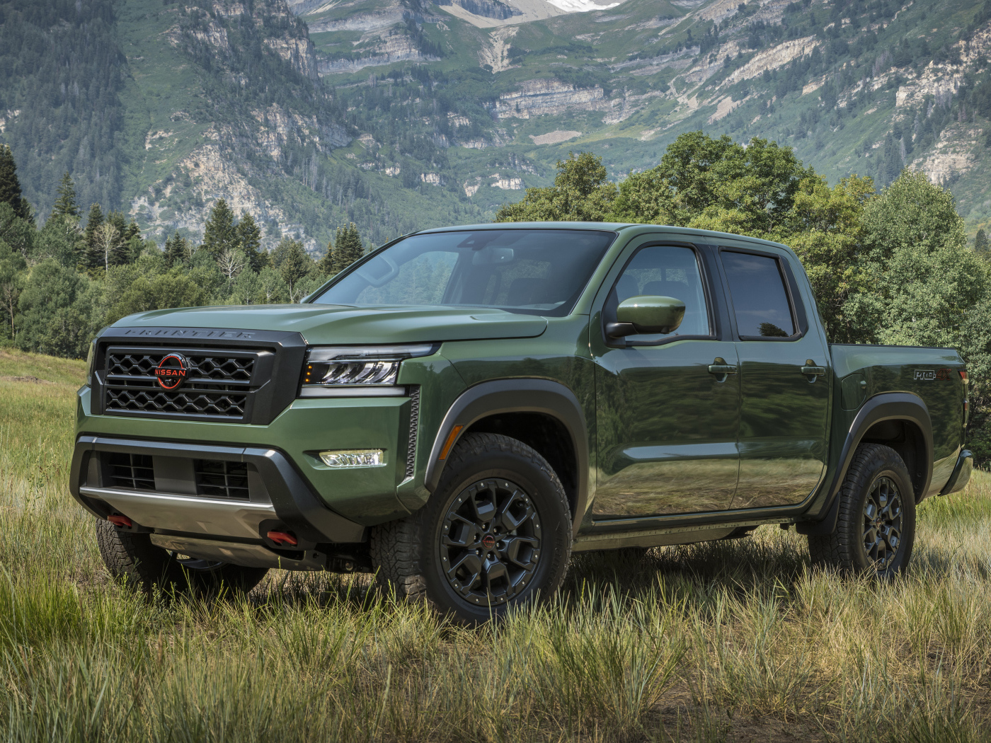 Внедорожник Nissan Frontier Pro-4X, 2022 года в горах