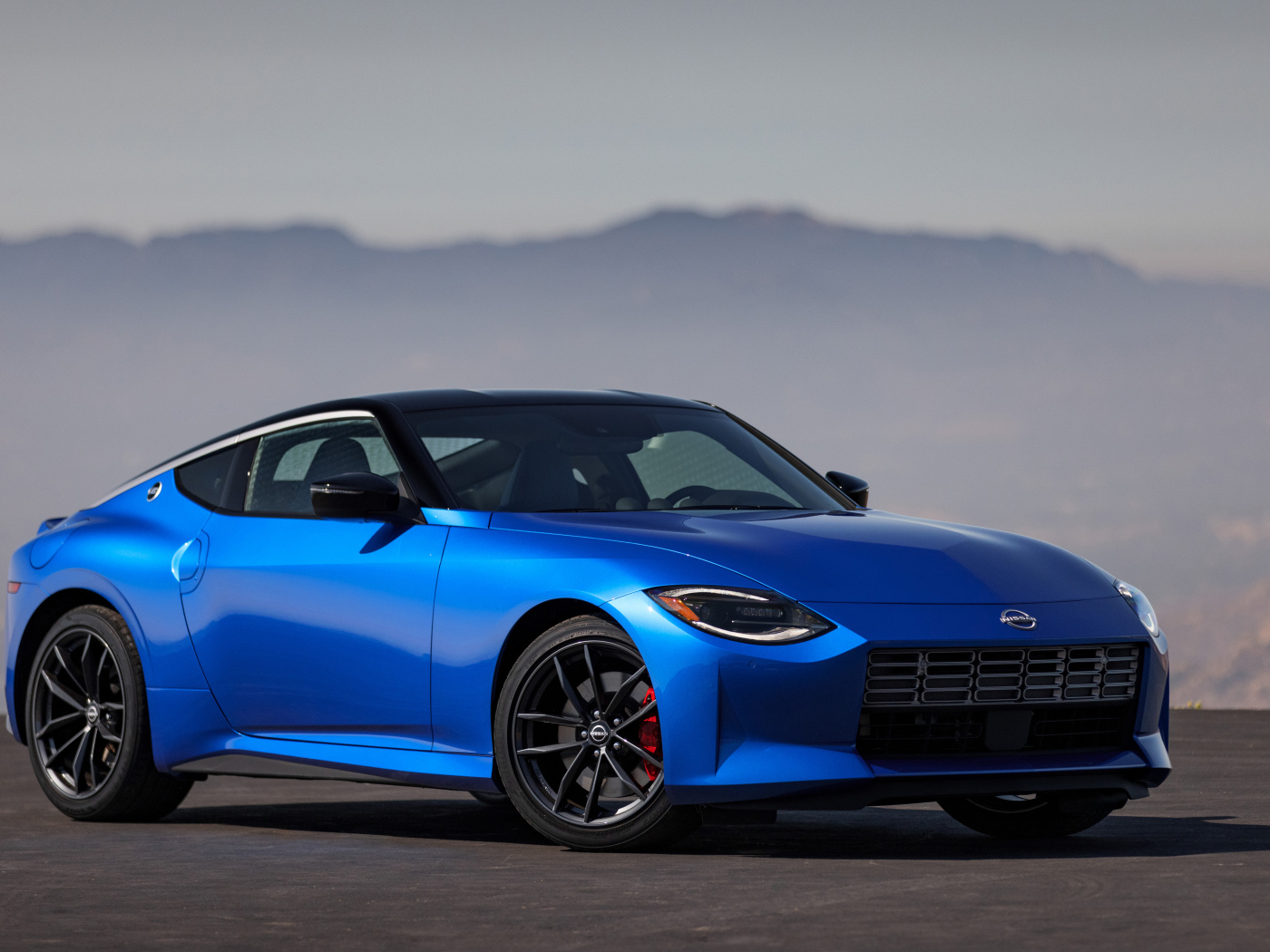 Автомобиль Nissan Z, 2023 года синего цвета