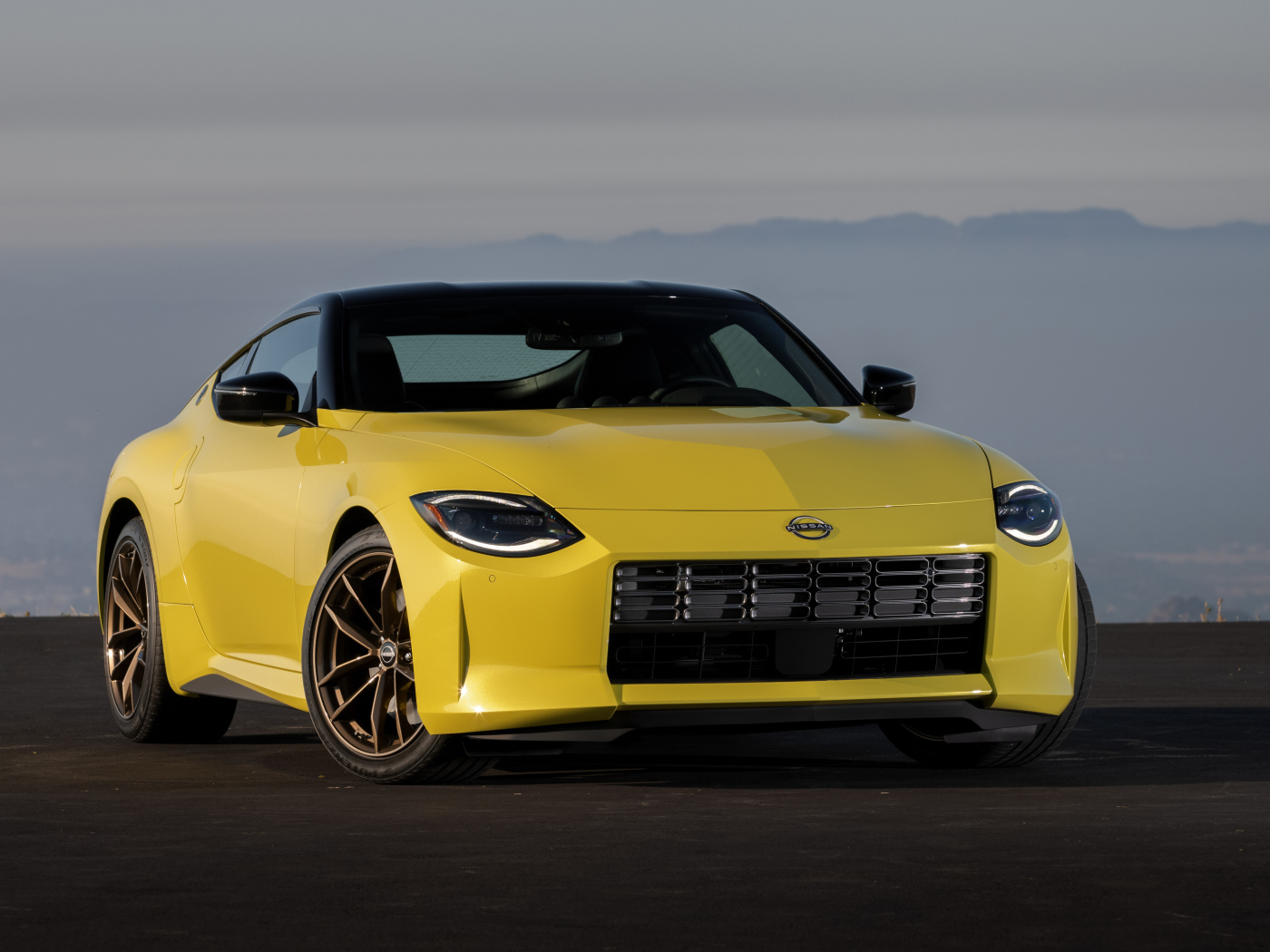 Желтый  Nissan Z, 2023 года