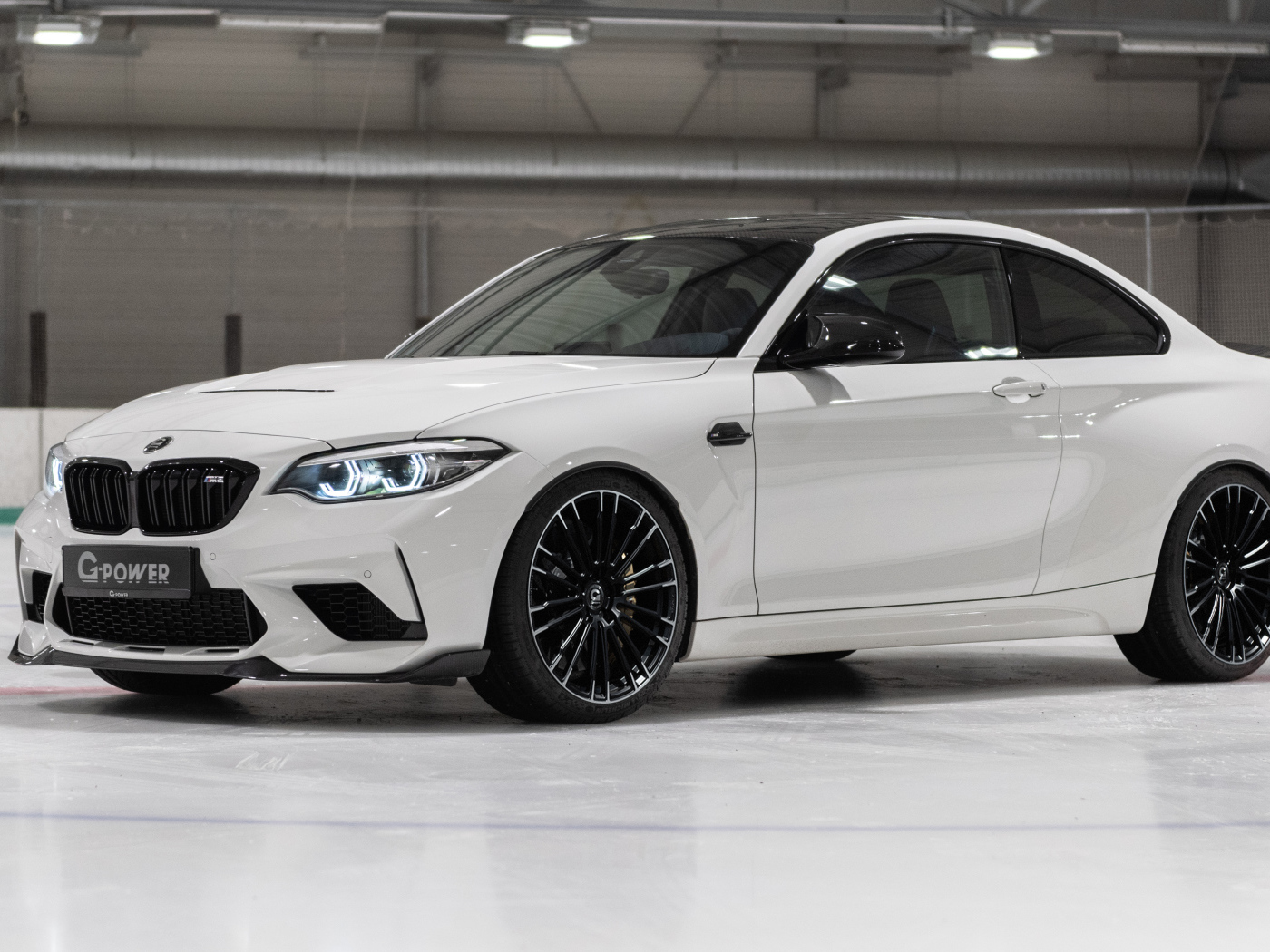 Белый автомобиль G-Power G2M CS Bi-Turbo 2021 года на льду